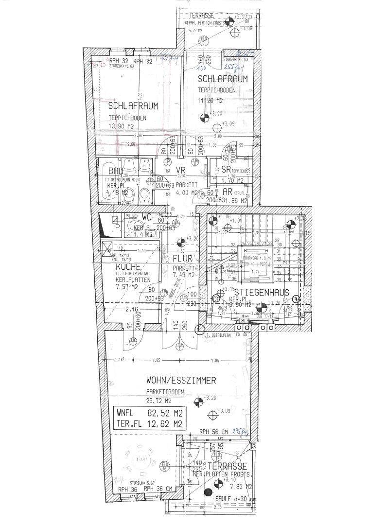 Grundrissplan einer Wohnung mit offenem Wohn-Essbereich, zwei Schlafzimmern und zwei Terrassen.