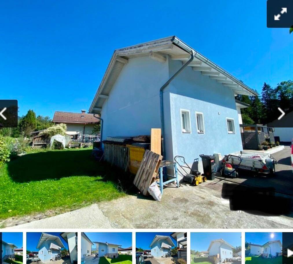 Rückseite des Hauses mit Rasenfläche und Blick auf die umliegende Natur.