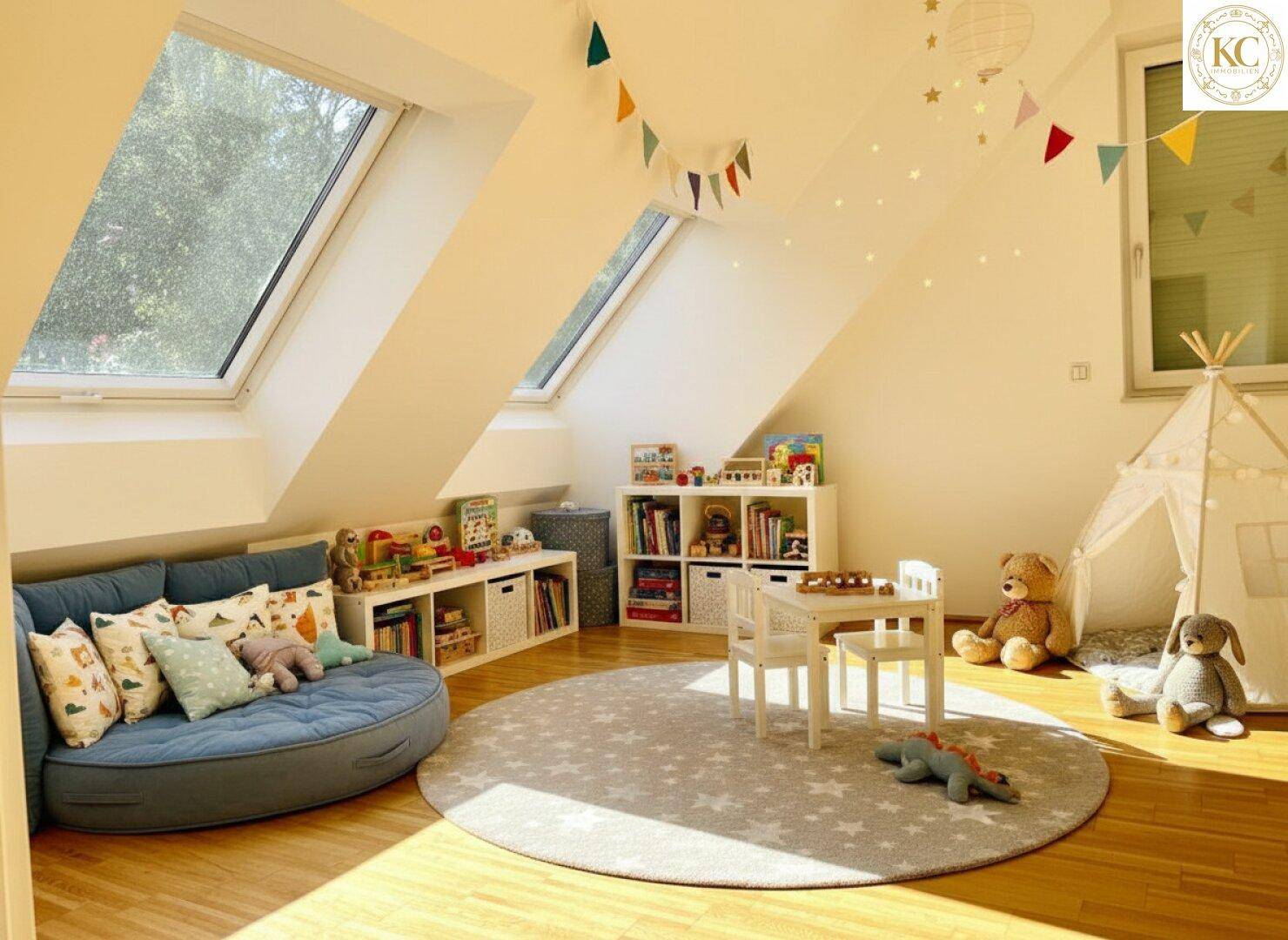 Helles Kinderzimmer im Dachgeschoss mit Schrägen, Dachfenstern, Holzboden und Spielbereich.