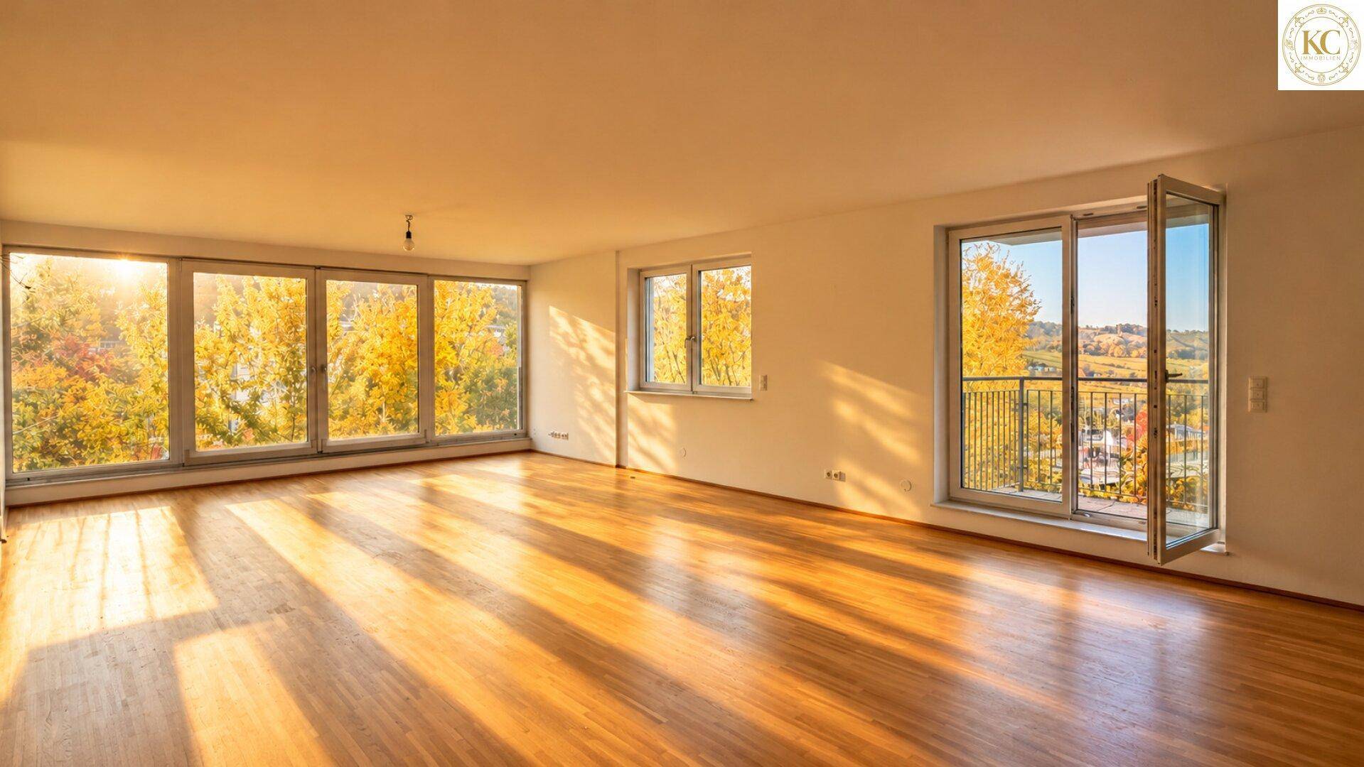 Geräumiges Wohnzimmer mit Parkettboden, großen Fenstern und einem französischen Balkon mit Weitblick.