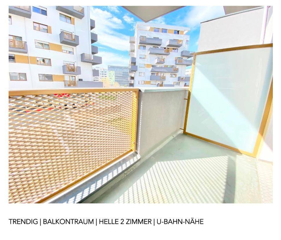 Moderner Balkon mit Metallgeländer und Blick auf die umliegenden Wohngebäude.