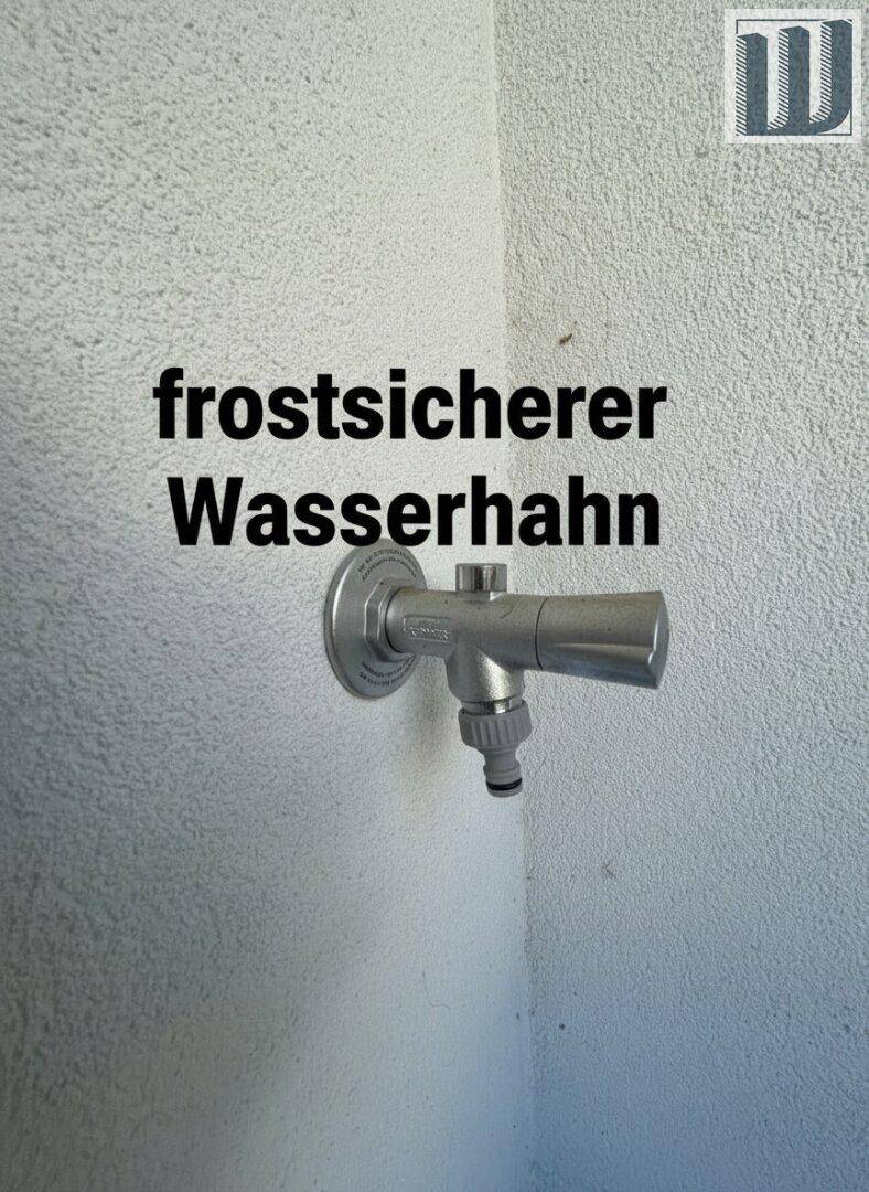 Frostsicherer Wasserhahn an der Außenwand des Gebäudes für den Gartenbereich.