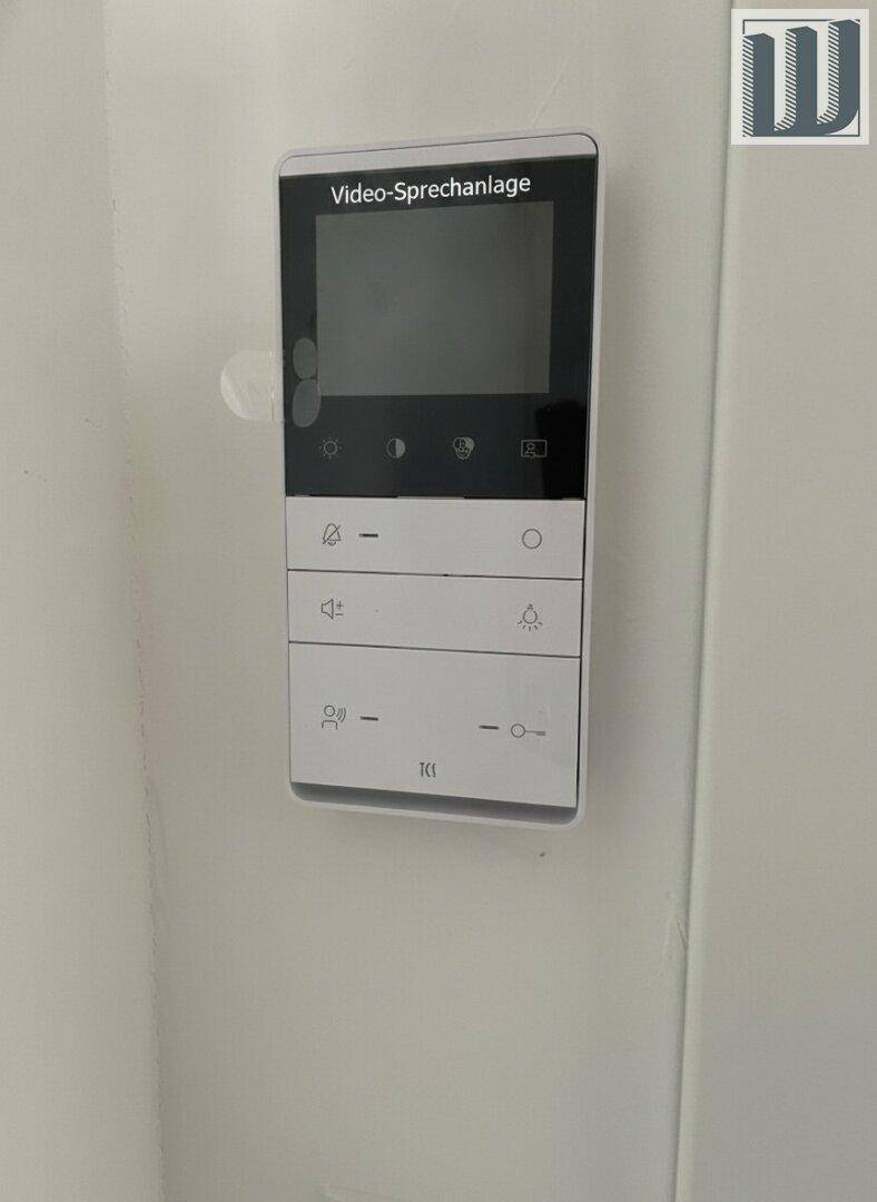 Moderne Video-Sprechanlage an der Wand, die Sicherheit und Komfort bietet.