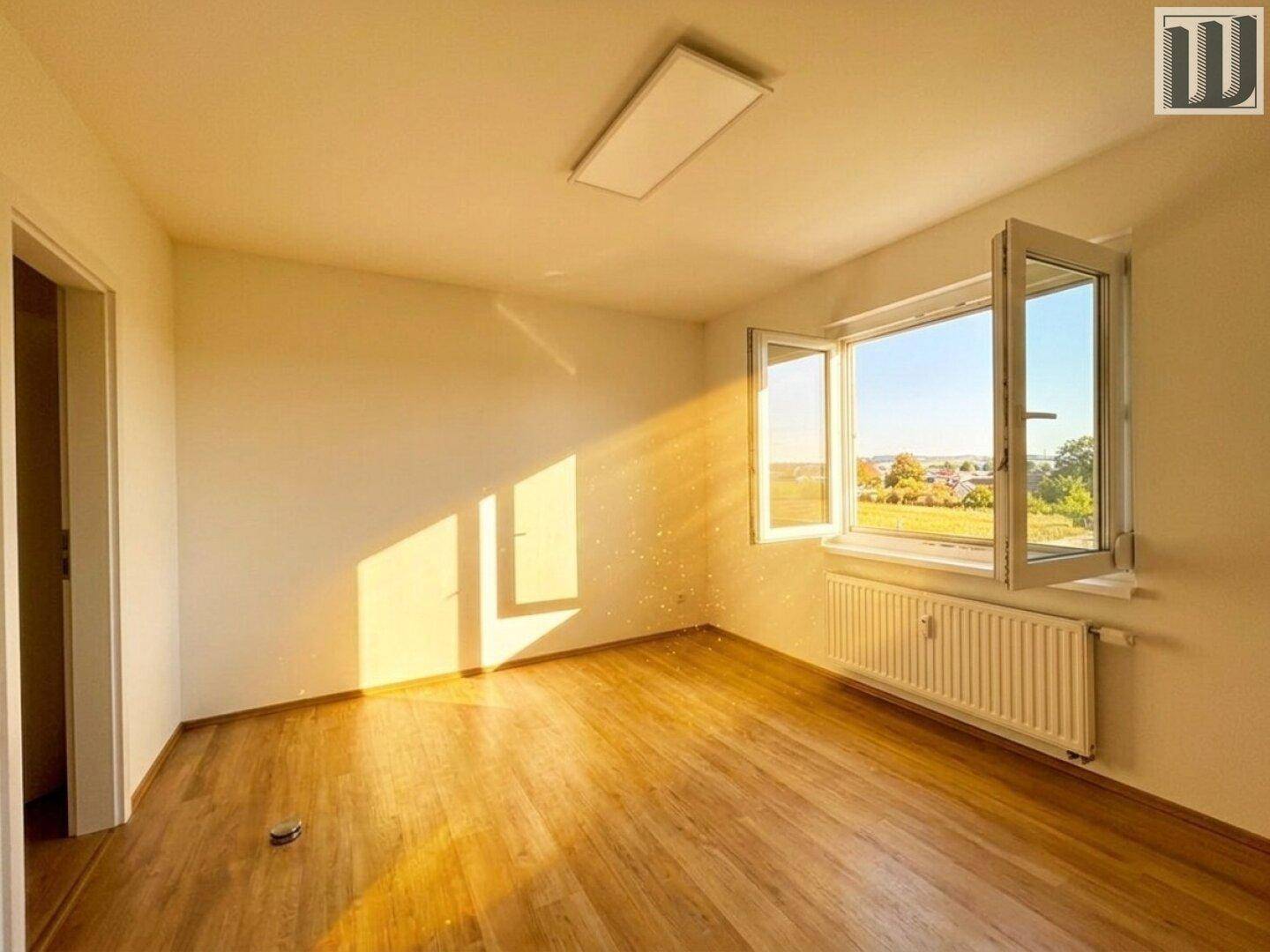 Geräumiges Schlafzimmer mit Laminatboden und Fenster, das einen weiten Blick in die Landschaft bietet.