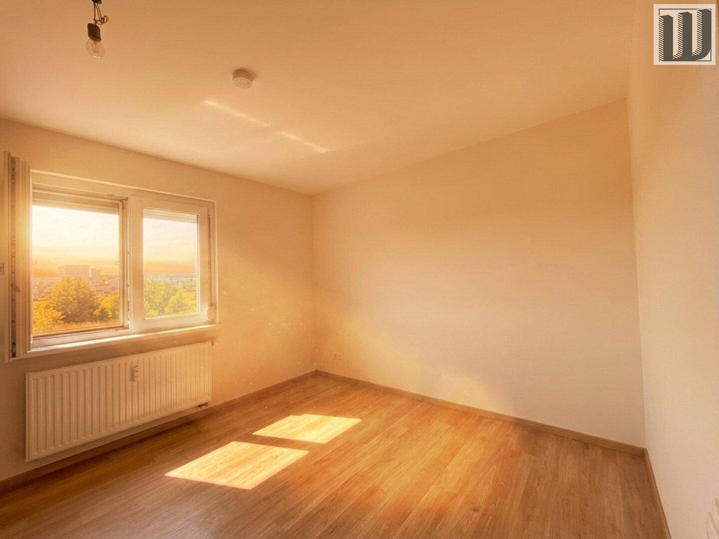 Helles Schlafzimmer mit Laminatboden und großem Fenster, das viel Sonnenlicht hereinlässt.