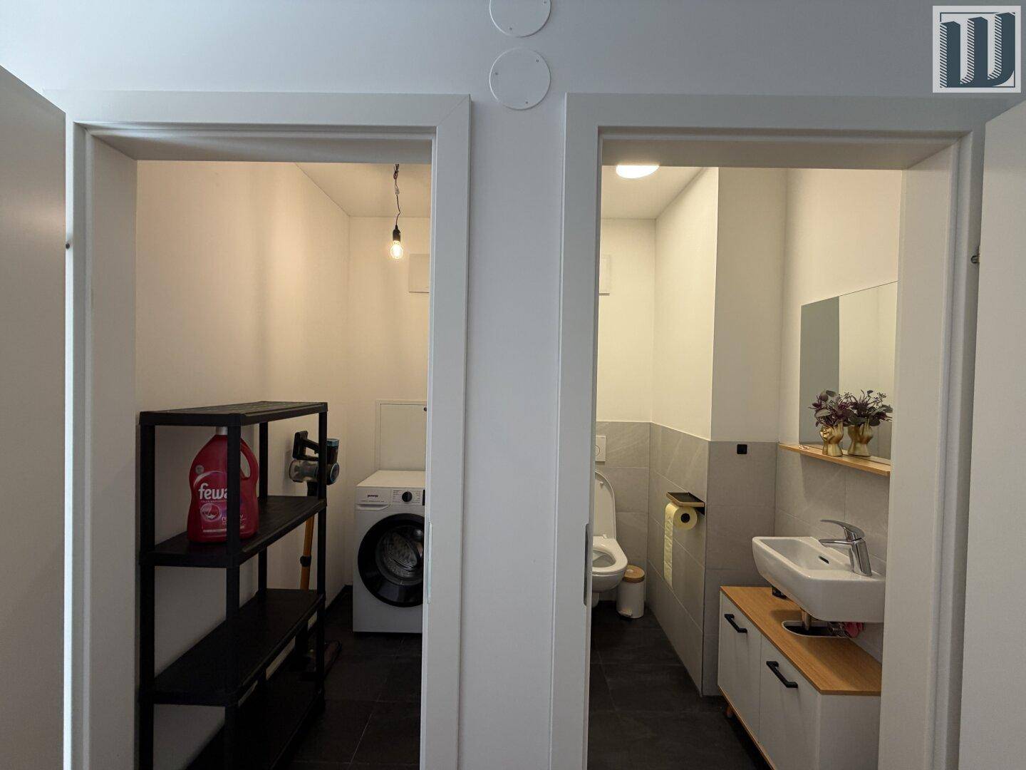 Zwei Türen führen zu einem Hauswirtschaftsraum und einer separaten Gästetoilette.