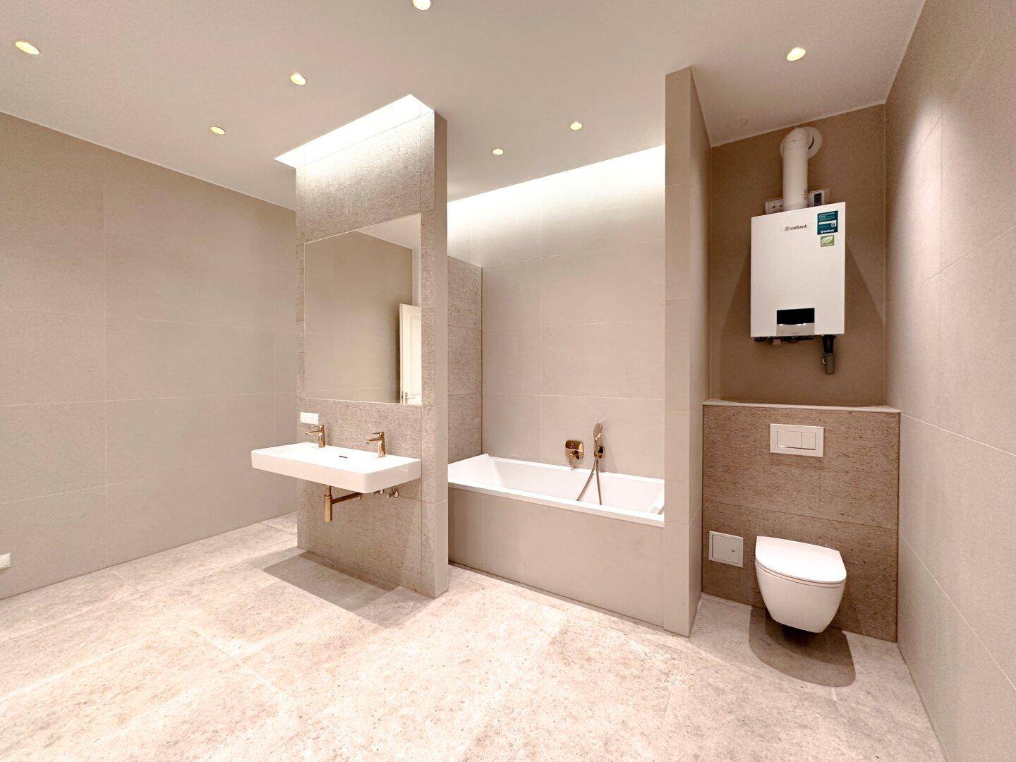 Elegantes Badezimmer mit Badewanne, Wand-WC und modernem Heizsystem an der Wand.