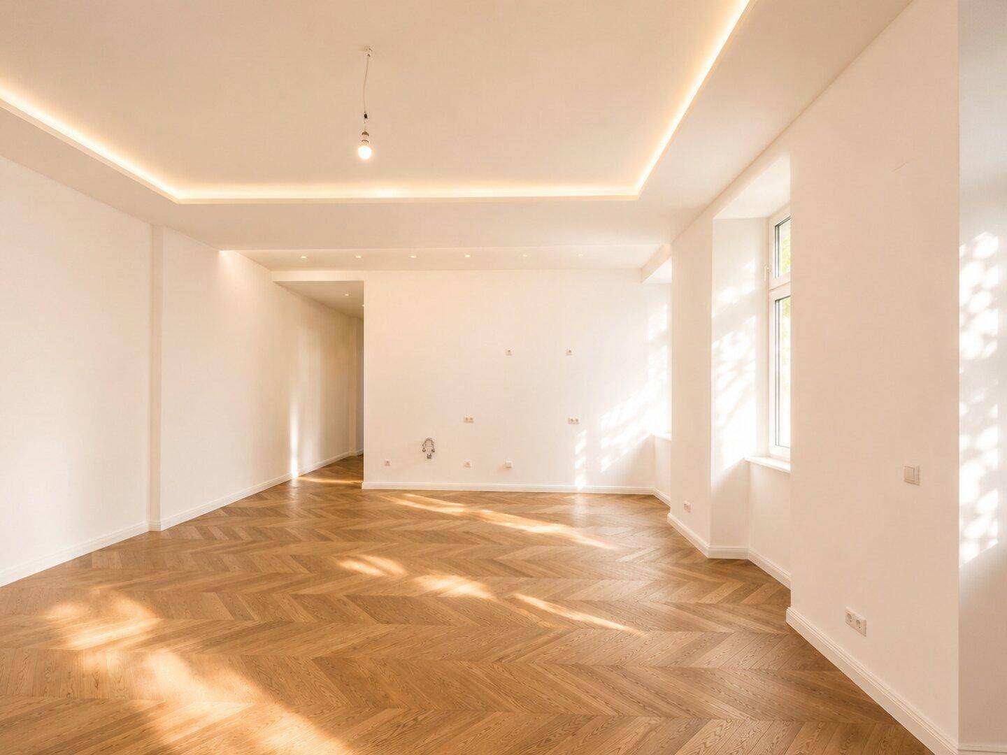 Lichtdurchfluteter Wohnbereich mit elegantem Fischgrätparkett und indirekter Deckenbeleuchtung.
