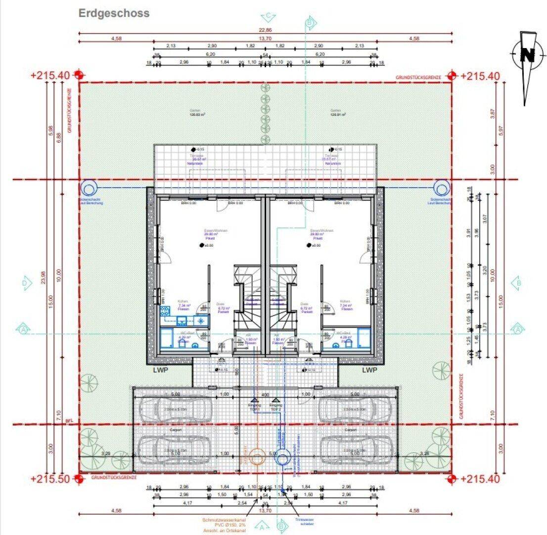 Grundriss des Erdgeschosses eines Doppelhauses mit Terrassen, Garten und Parkplätzen.