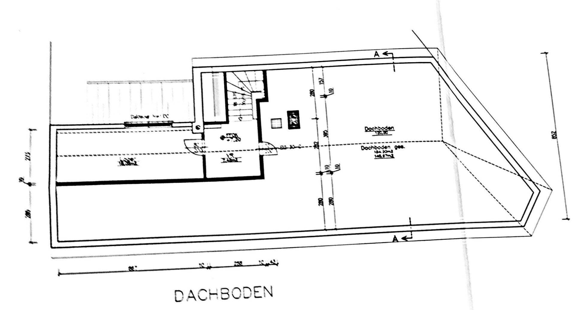 Grundriss des Dachbodens mit Treppenaufgang und Dachschrägen.