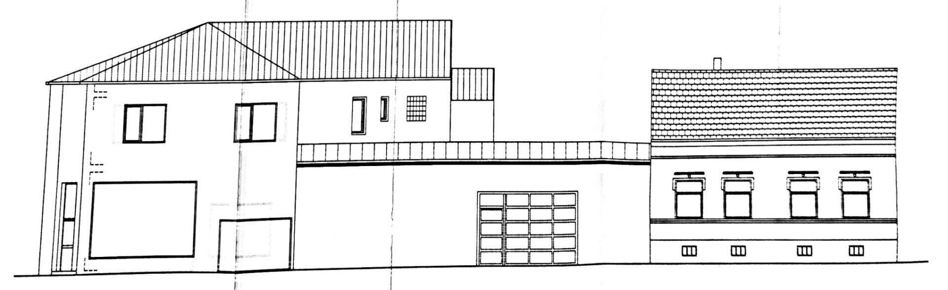 Seitenansicht des Gebäudes mit verschiedenen Anbauten und Dachformen.