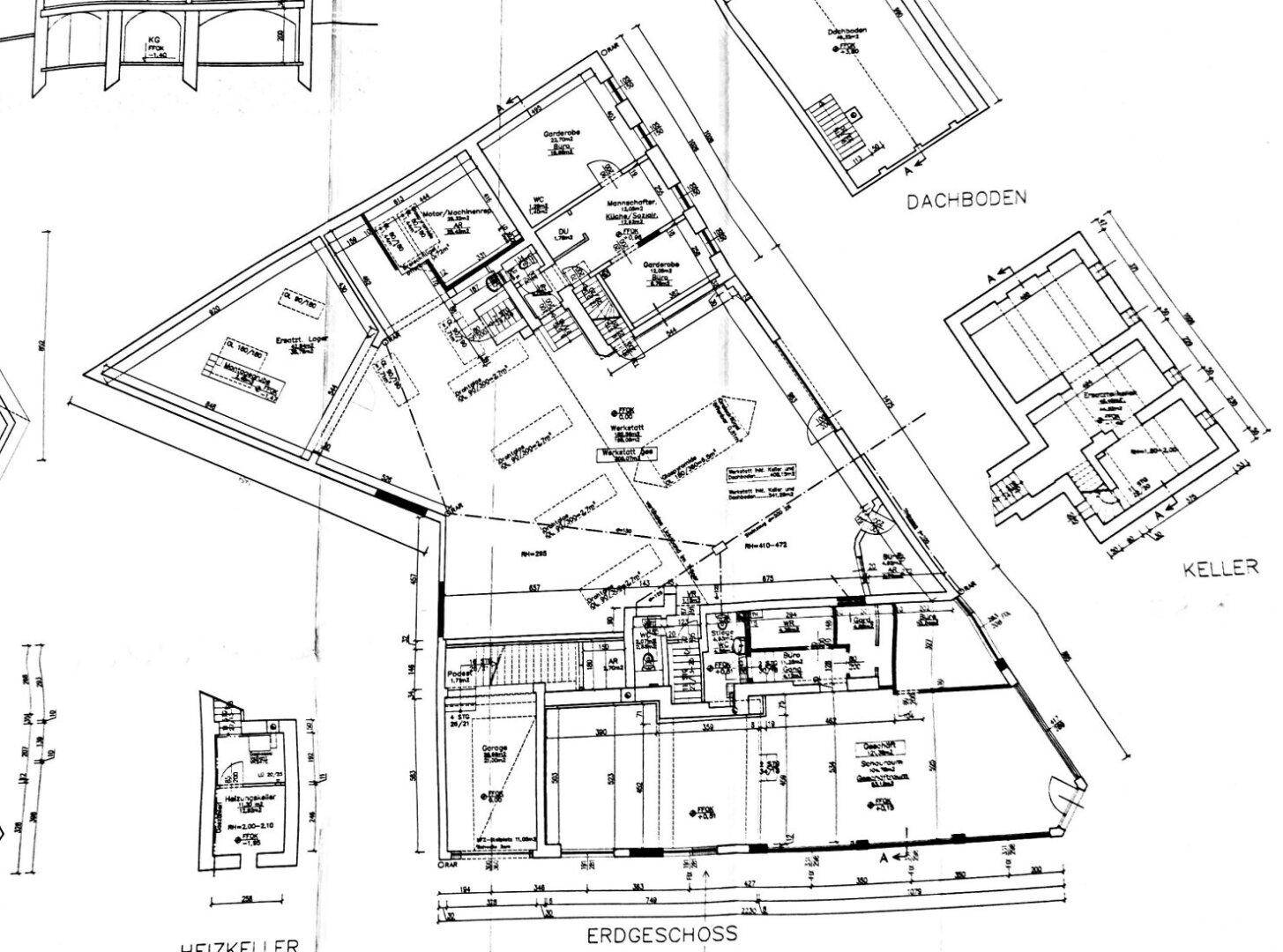 Detaillierter Grundriss des Erdgeschosses mit verschiedenen Funktionsbereichen und Nebenräumen.