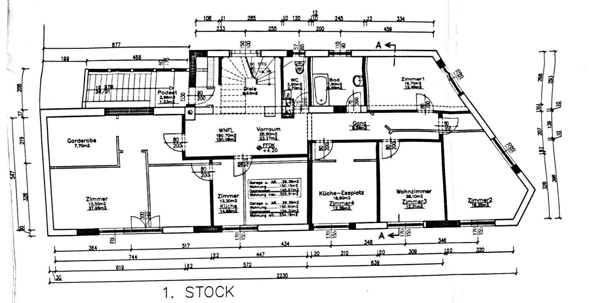 Grundriss des ersten Stocks mit Wohnzimmer, Küche und mehreren Schlafzimmern.