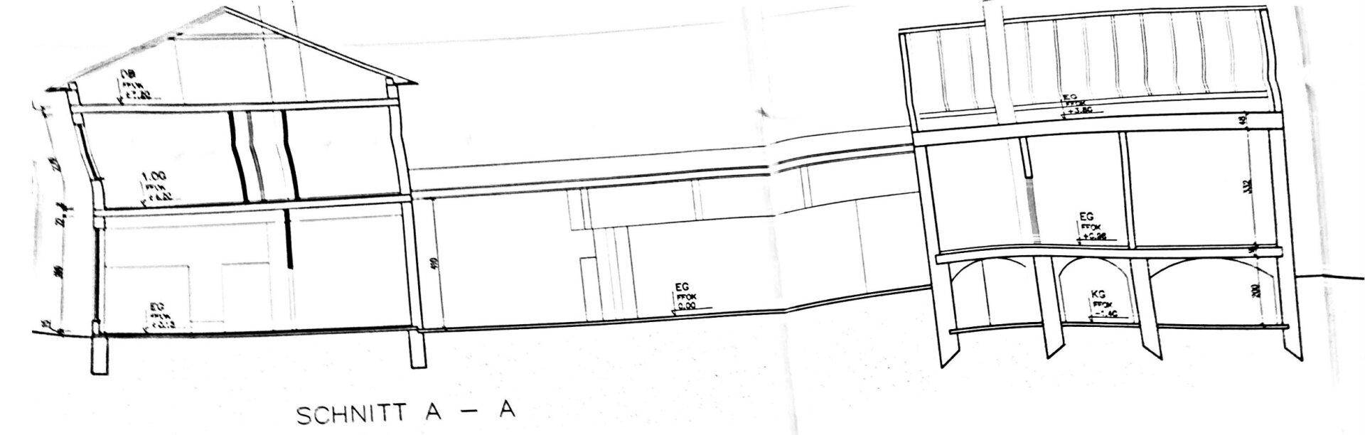 Architektonischer Schnitt A-A des Gebäudes zeigt die Geschosse und Dachkonstruktion.