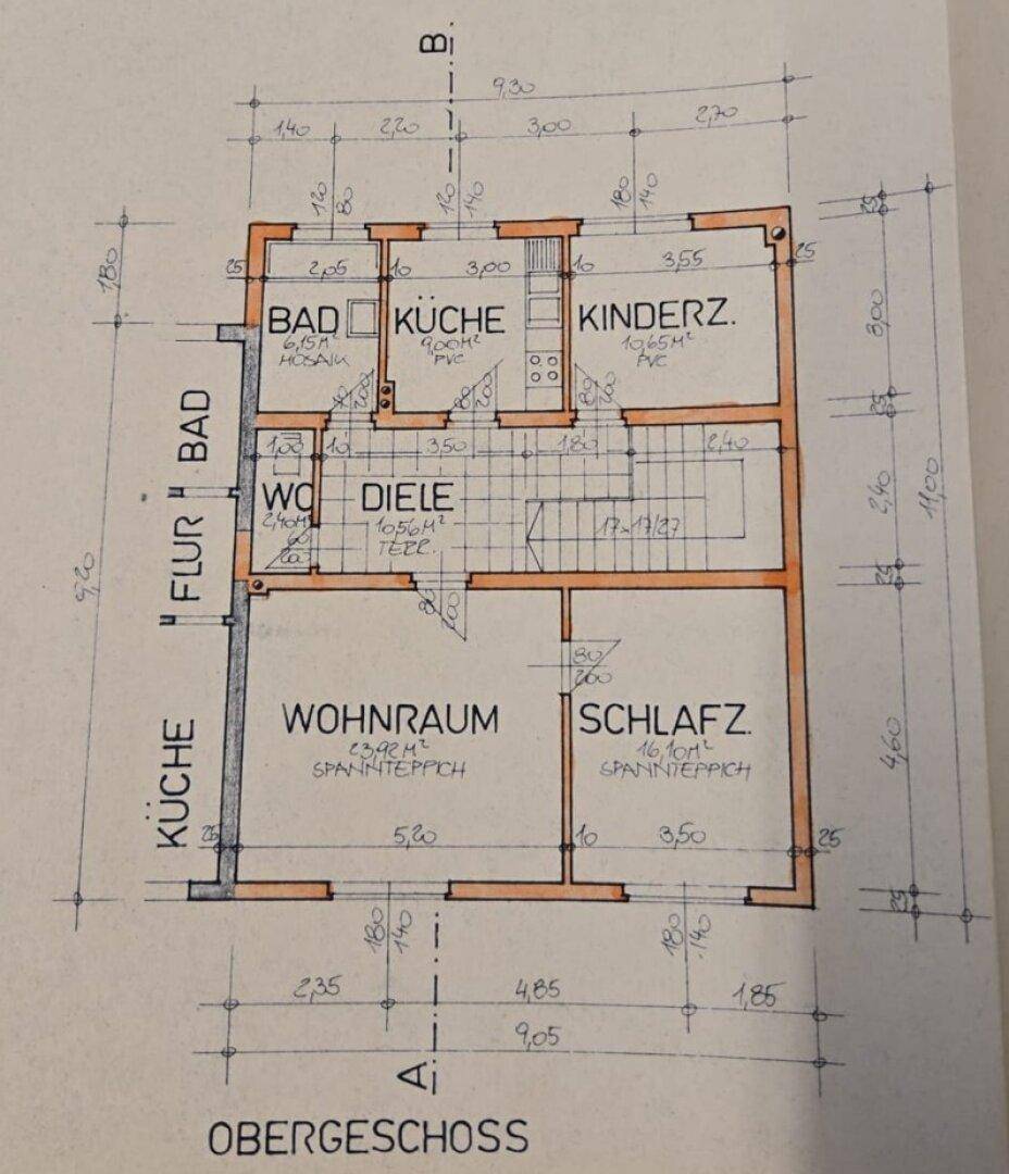 Grundriss des Obergeschosses mit Bad, Küche, Kinderzimmer, Wohnraum und Schlafzimmer.