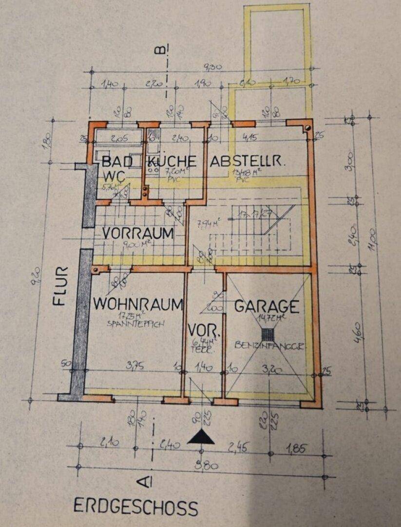 Grundriss des Erdgeschosses mit Flur, Bad, Küche, Abstellraum, Wohnraum und Garage.