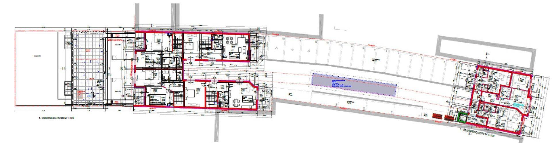 Übersichtlicher Grundrissplan eines Gebäudekomplexes mit verschiedenen Wohneinheiten und Außenbereichen.