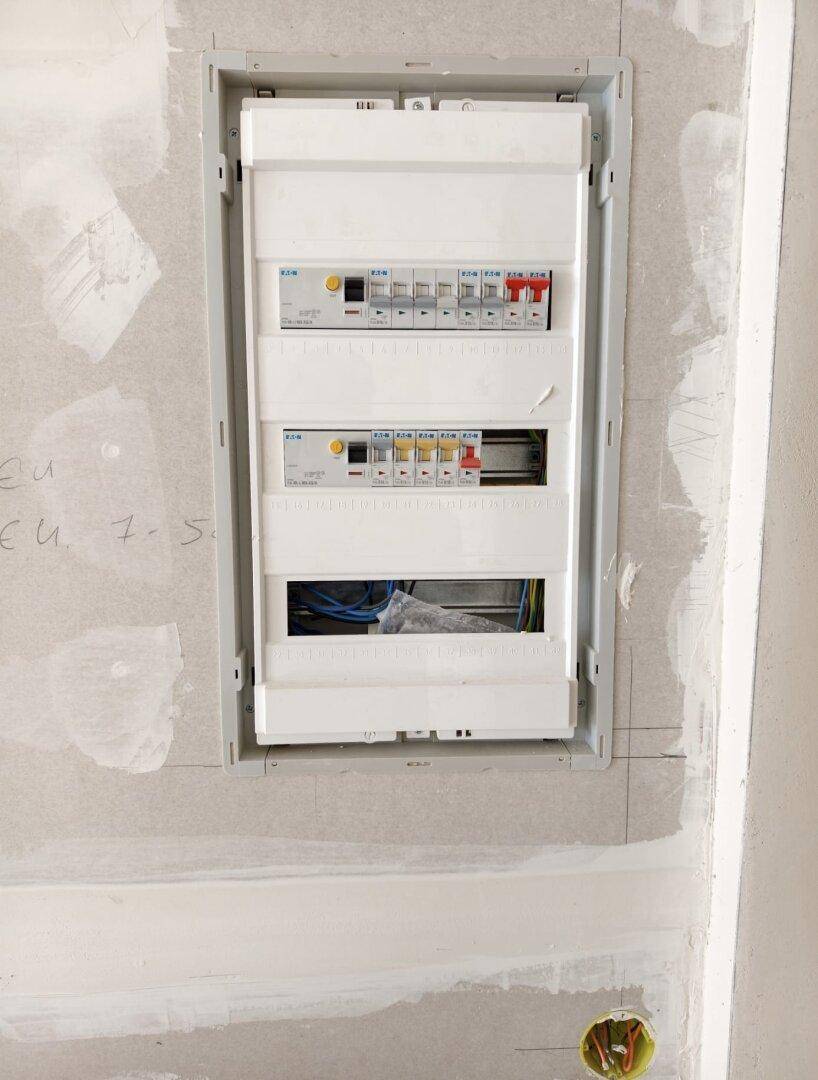 Eingebauter Sicherungskasten in der Wand, der die elektrische Verteilung des Gebäudes zeigt.