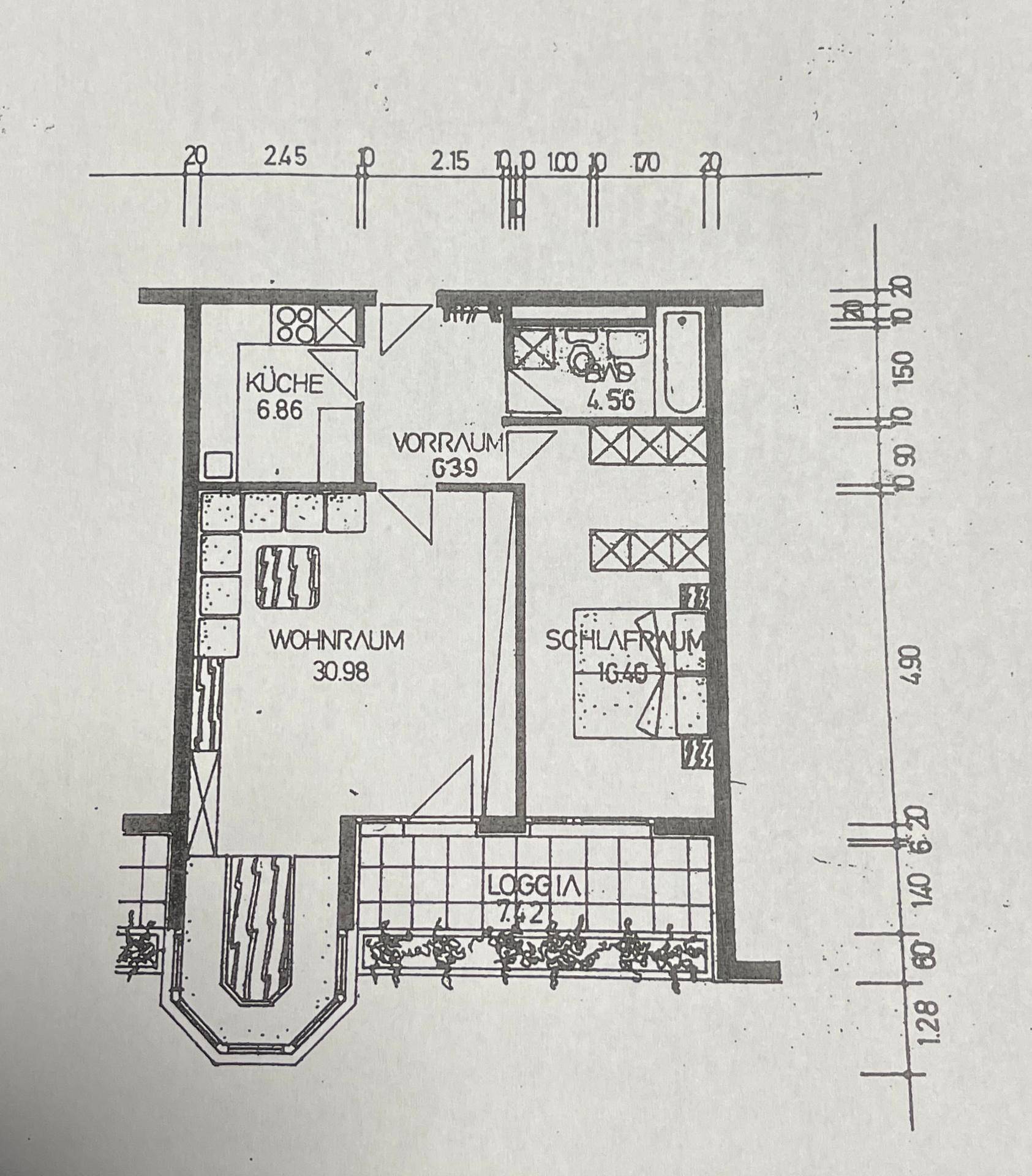 Grundriss einer Wohnung mit Küche, Wohnzimmer, Schlafzimmer, Bad und Loggia.