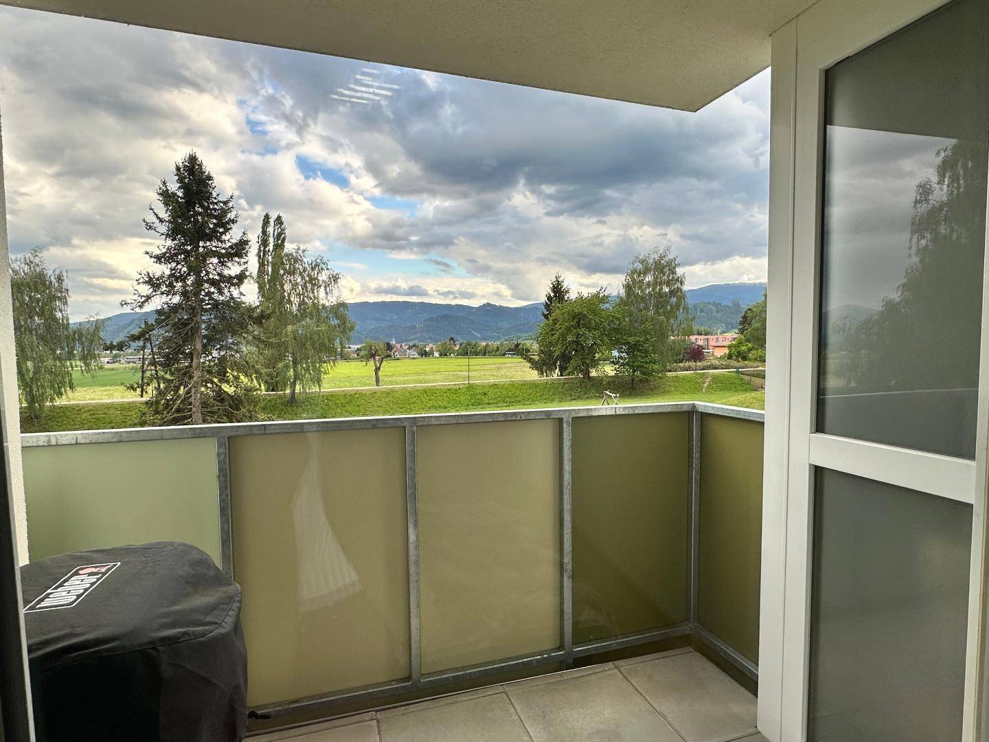 Balkon mit weitem Blick ins Grüne und auf die umliegende Landschaft.