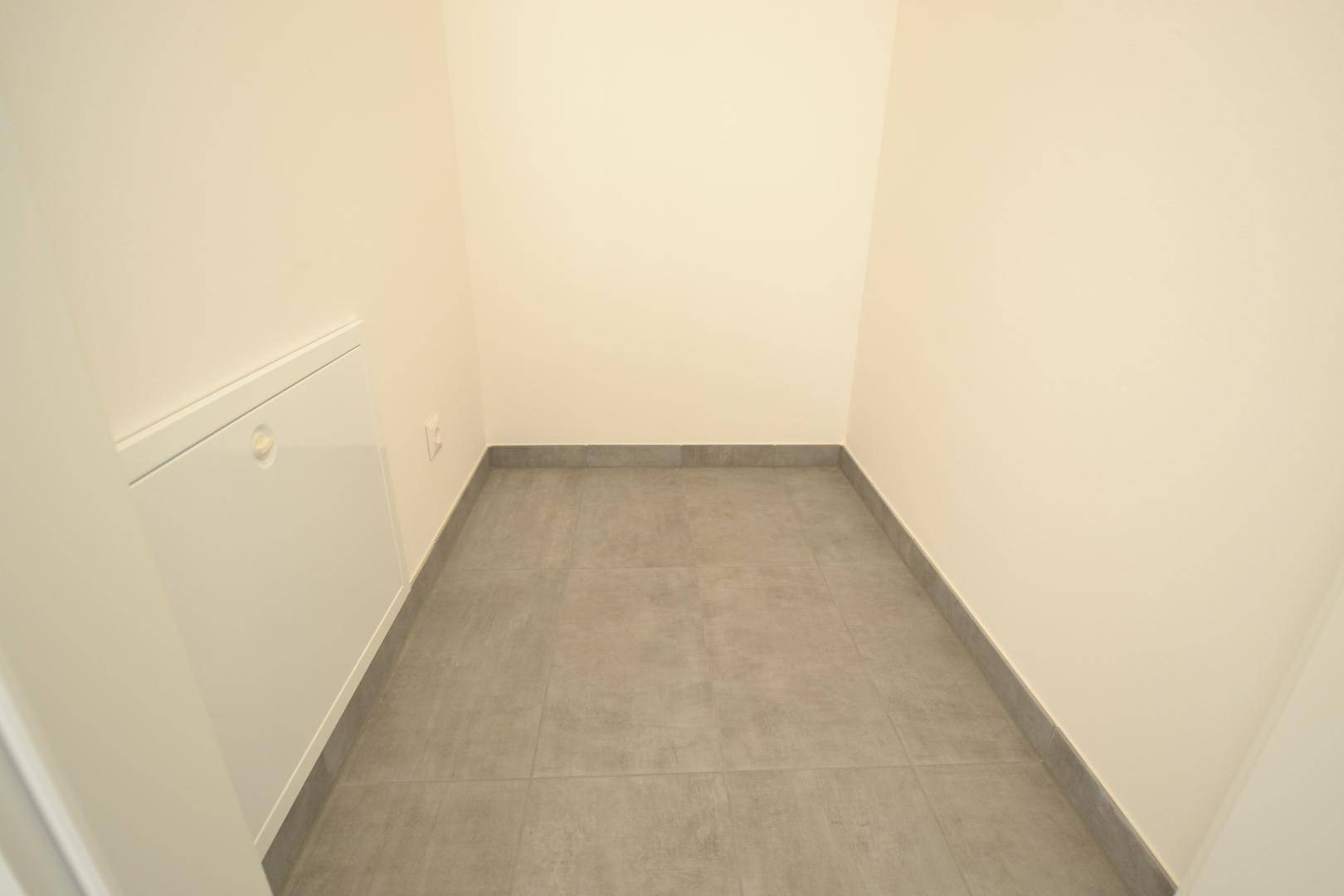 Praktischer Abstellraum mit Fliesenboden, ideal für zusätzlichen Stauraum im Haushalt.