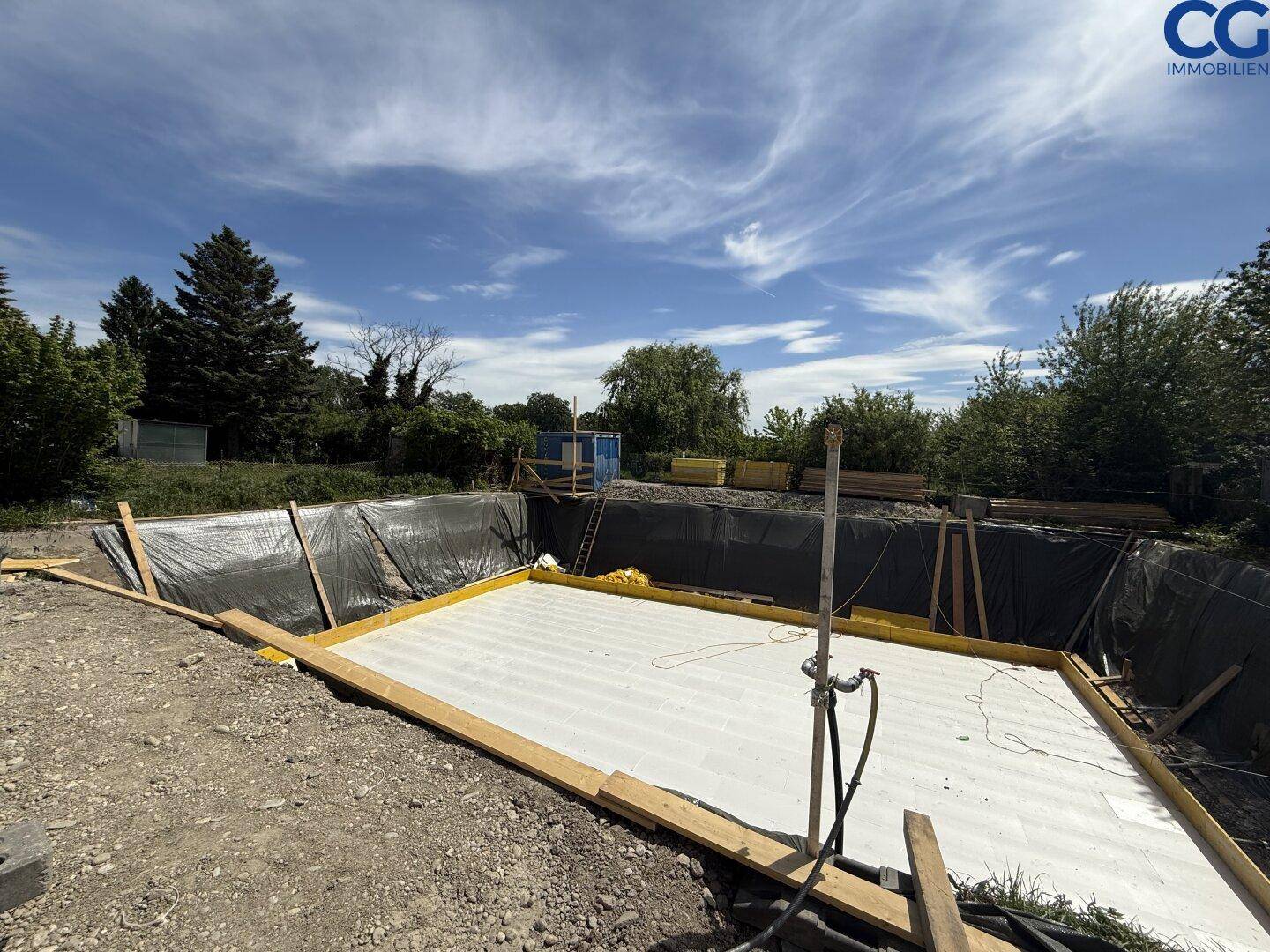 Baustelle mit vorbereitetem Fundament und Isolierung, bereit für den weiteren Baufortschritt.