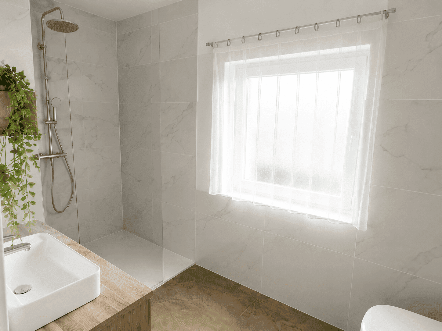 Helles, modernes Badezimmer mit begehbarer Dusche, Einzelwaschbecken und Fenster.