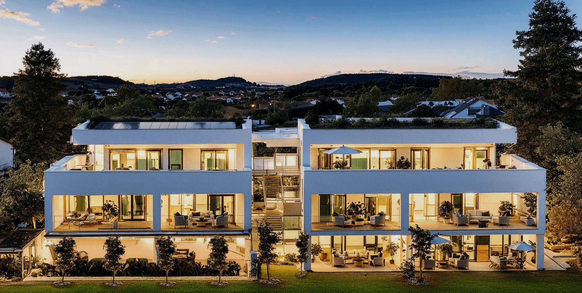 Moderne Wohnanlage mit großzügigen Terrassen, grünen Dächern und einladenden Außenbereichen.