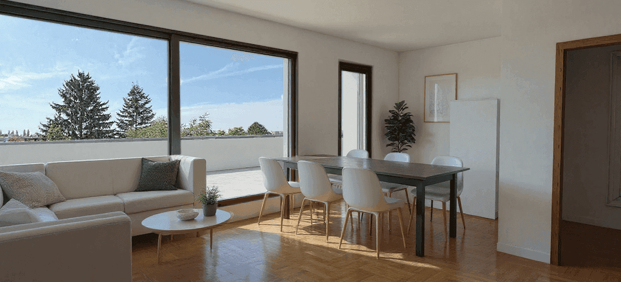 Helles Wohn-Esszimmer mit großen Fenstern, Holzboden und Zugang zur Terrasse.