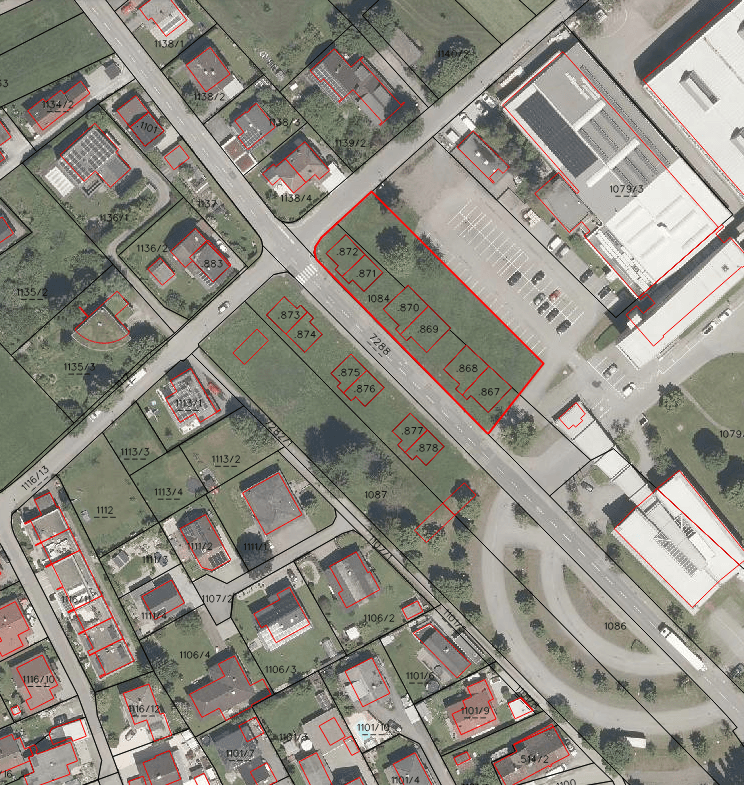 Katasterplan mit eingezeichneten Parzellen und umliegenden Gebäuden und Straßen.
