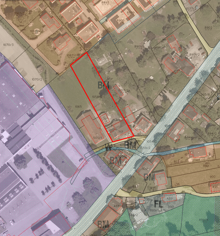 Katasterplan mit Grundstücksgrenzen, Gebäuden und Straßen, wobei ein Grundstück rot markiert ist.