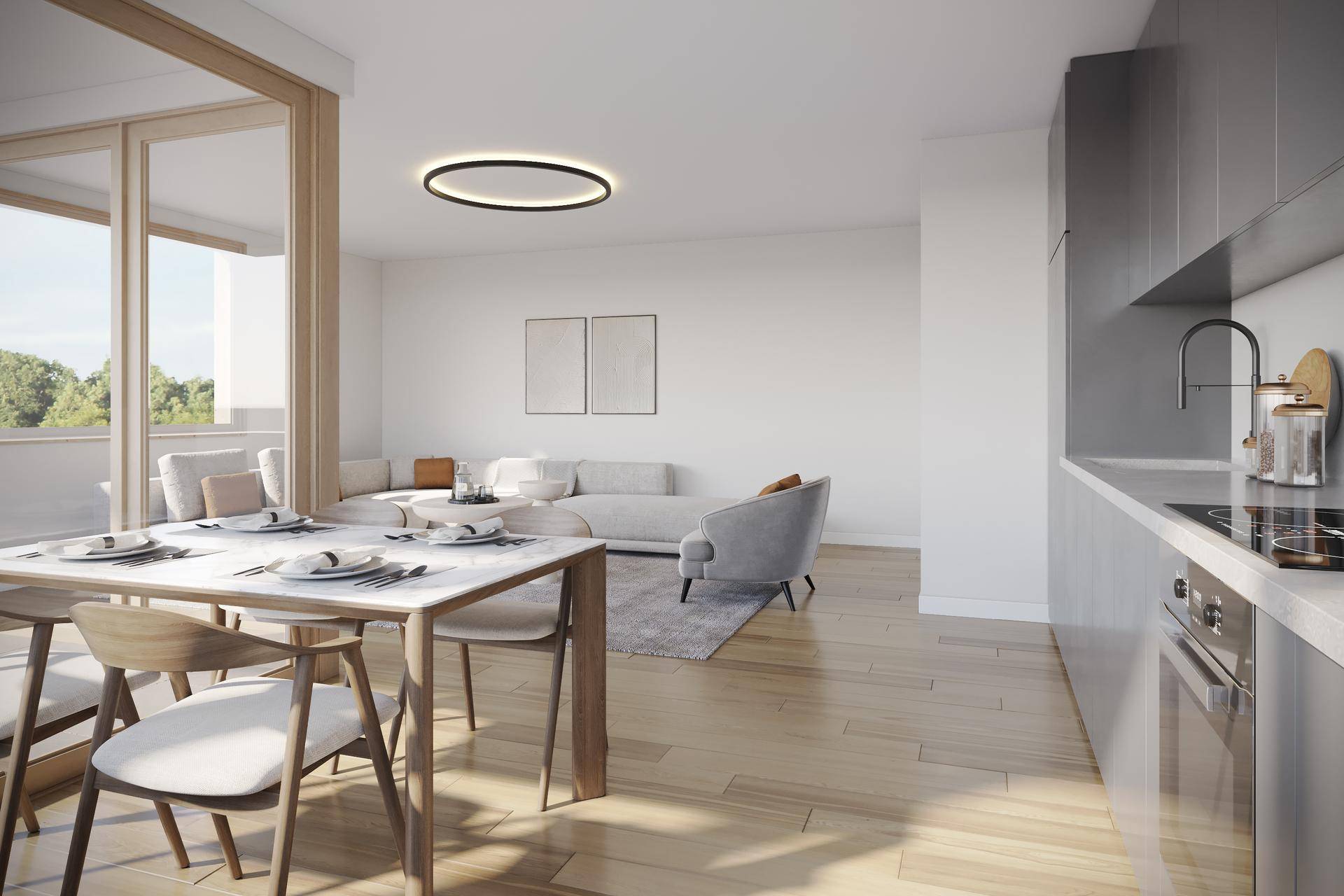 Offener Wohn- und Essbereich mit integrierter Küche, Holzboden und Zugang zum Balkon.