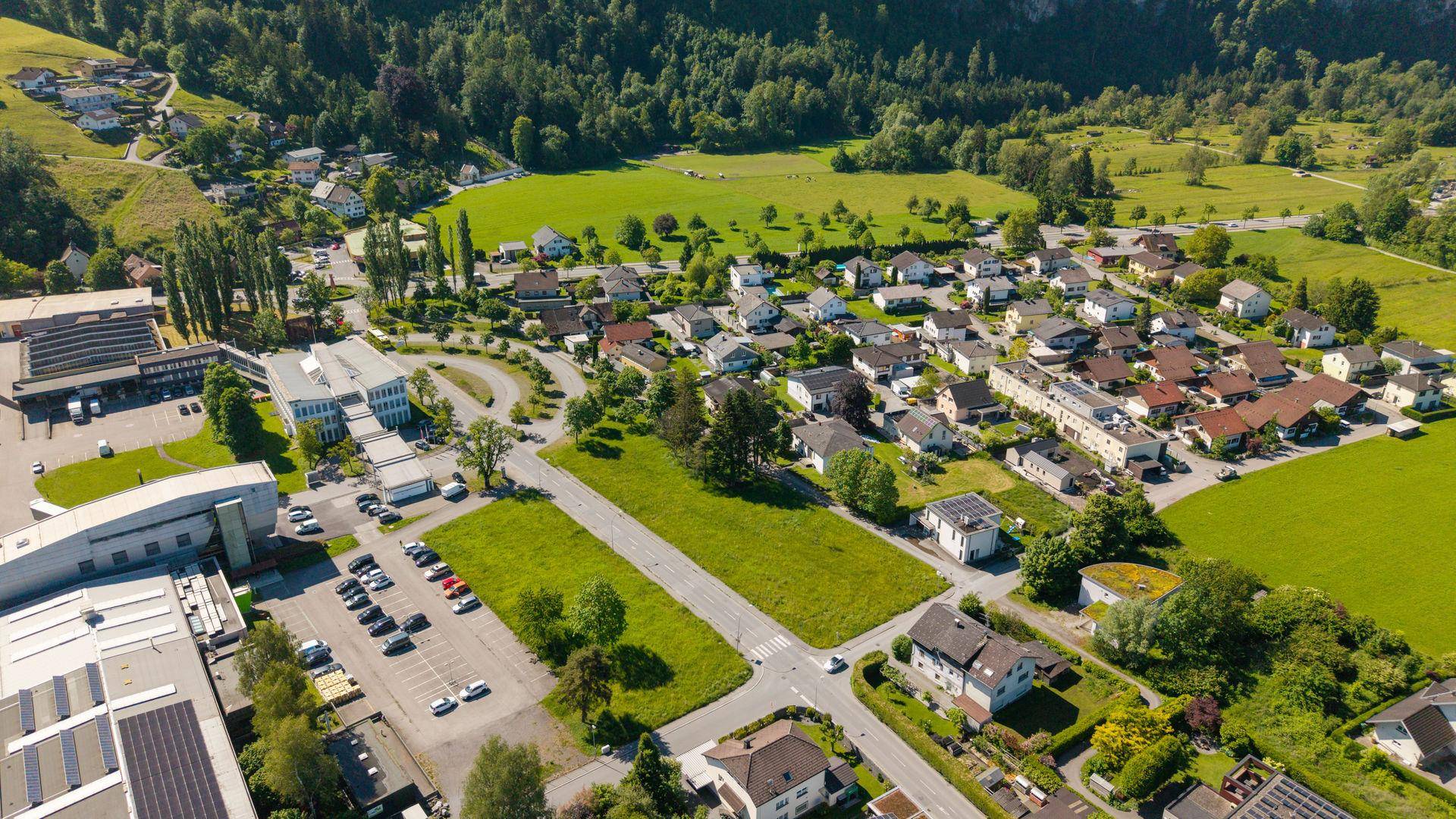 Luftaufnahme des Grundstücks im Kontext der umliegenden Wohn- und Gewerbebebauung.