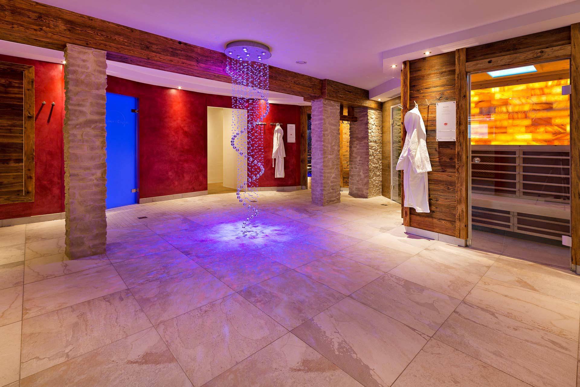 Exklusiver Wellnessbereich mit Sauna, Holzelementen und stilvoller Beleuchtung für pure Entspannung.