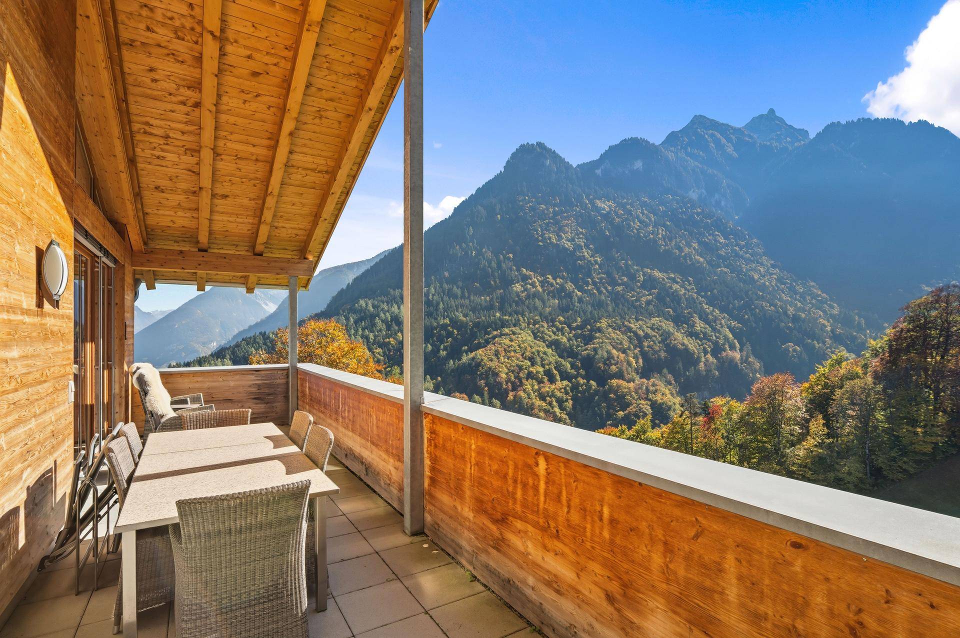 Geräumiger Balkon mit Esstisch und Stühlen, bietet einen atemberaubenden Bergblick.