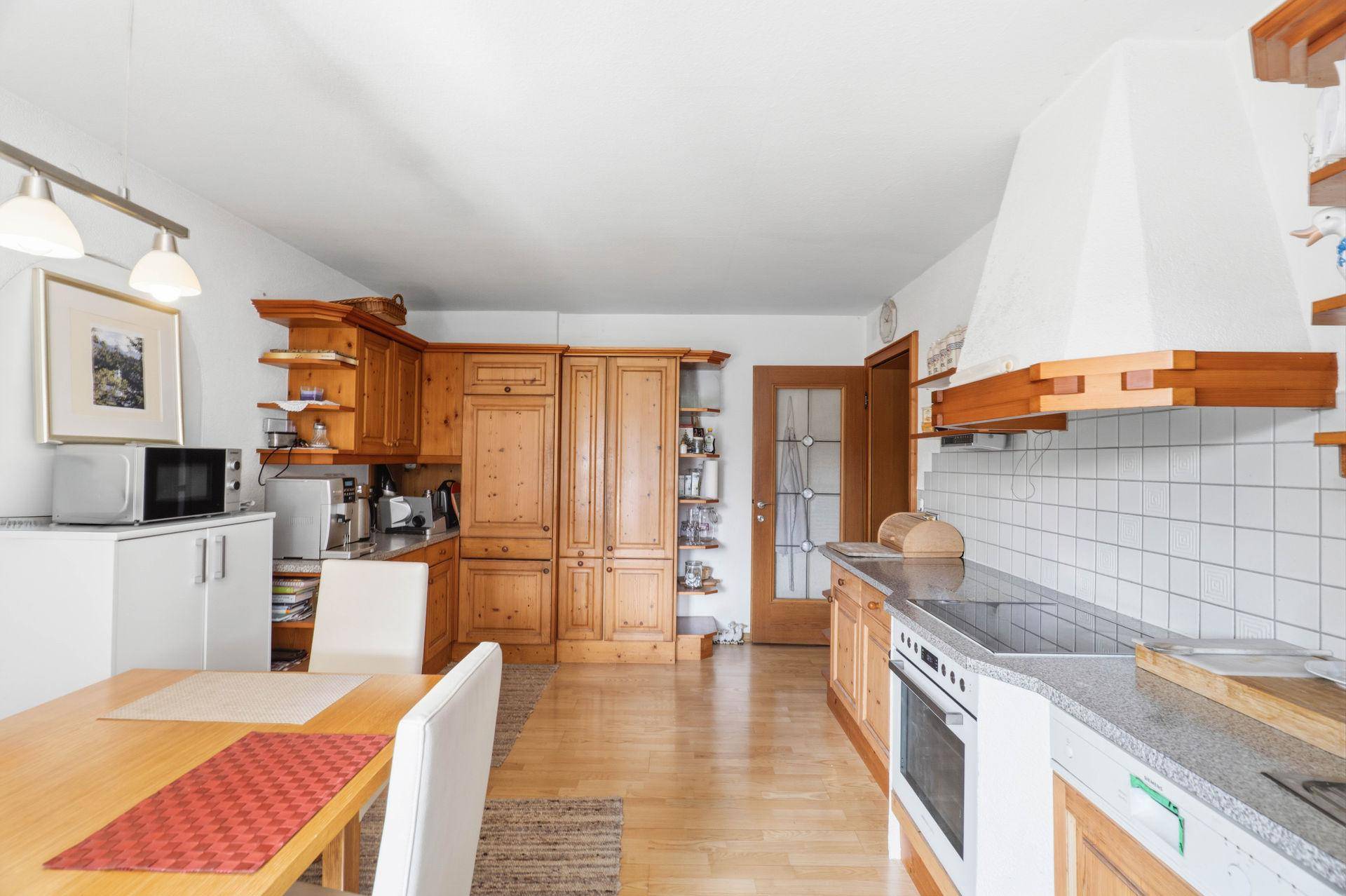 Traditionelle Holzküche mit integrierten Geräten und Essbereich.