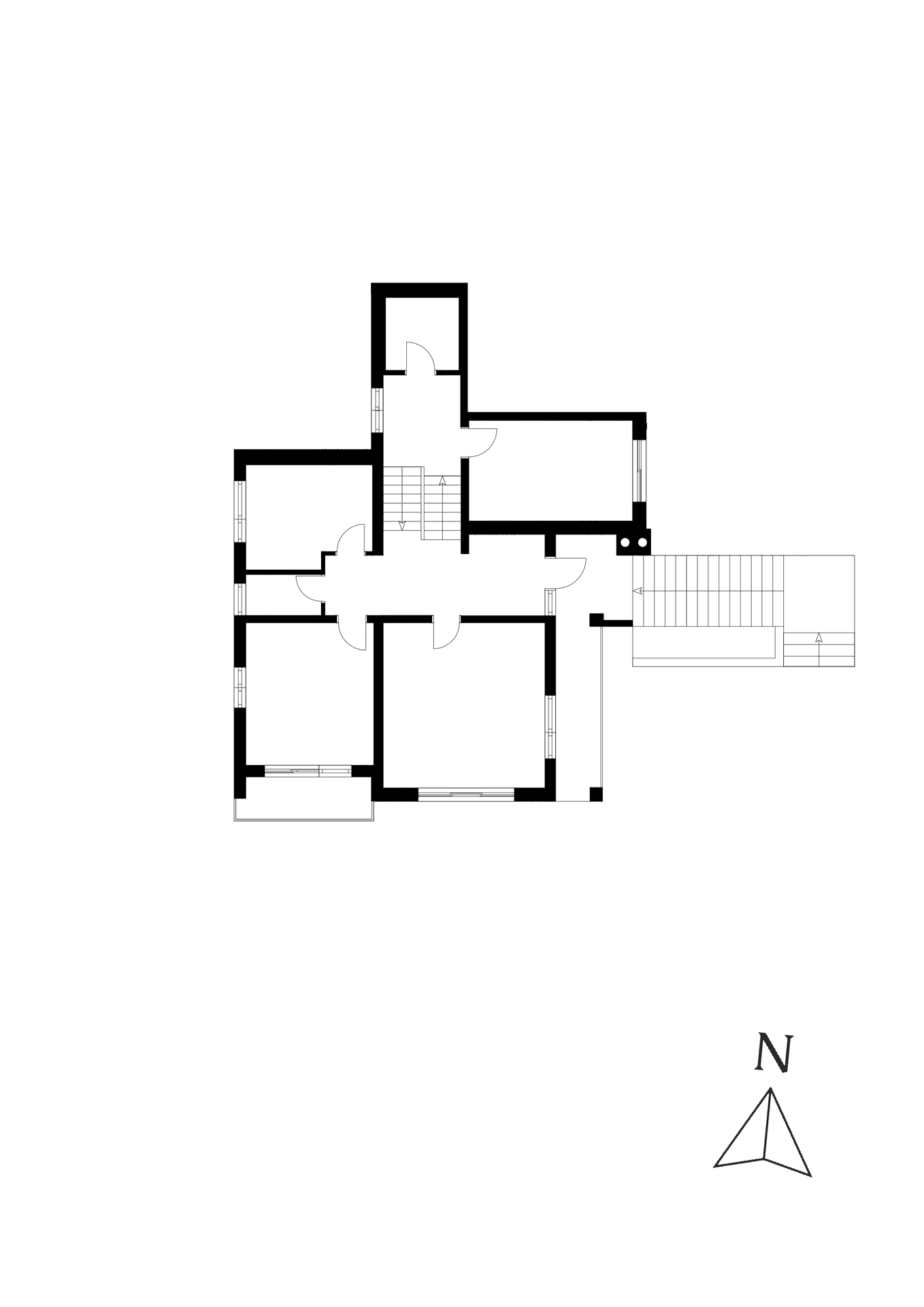 Grundriss des Erdgeschosses mit Zugang zu einem Außenbereich und Treppenhaus.