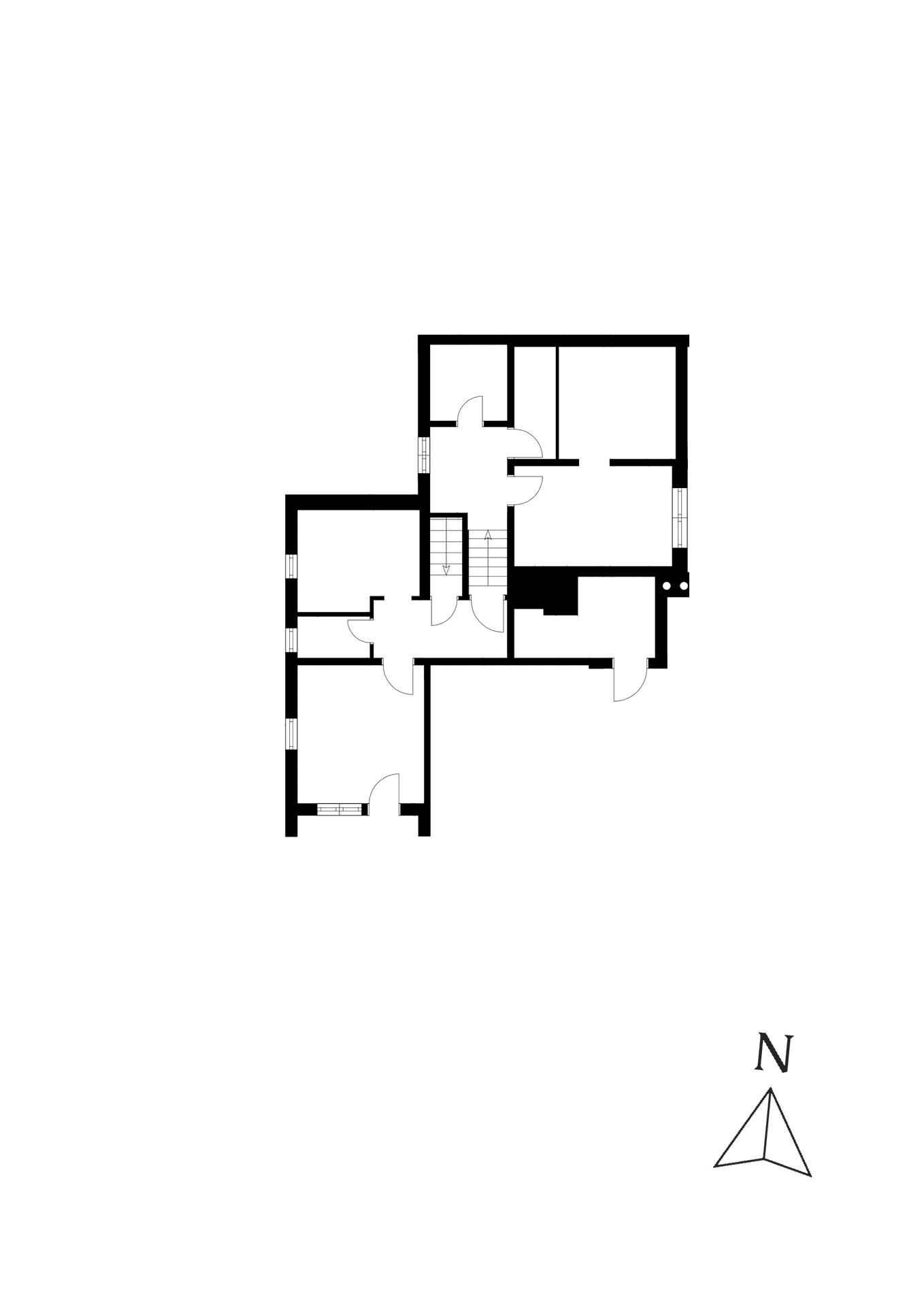 Grundriss des Obergeschosses mit mehreren Zimmern und Treppenhaus.