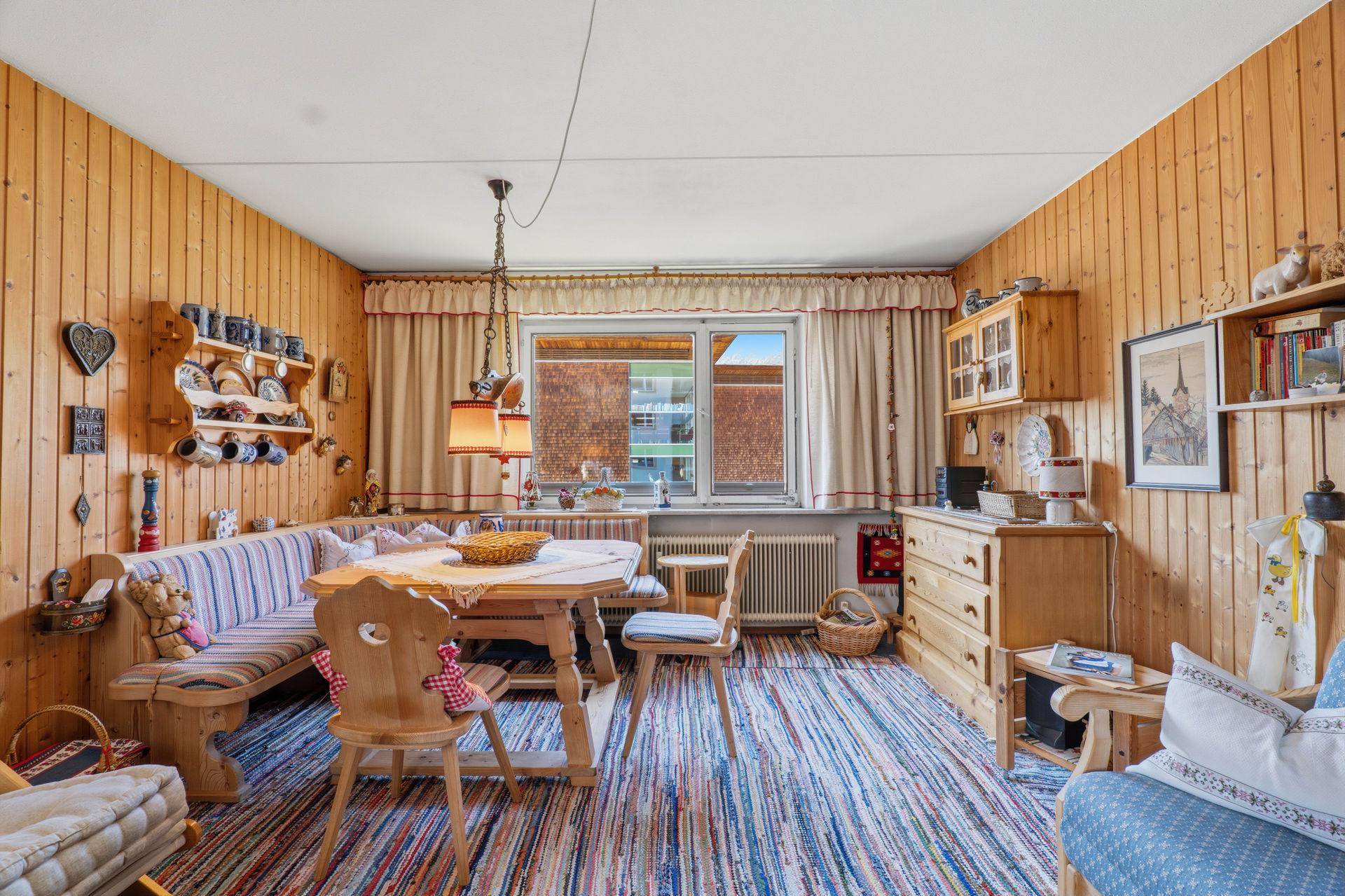 Rustikaler Essbereich mit Eckbank, Holztisch und traditionellen Dekorationen in alpiner Atmosphäre.