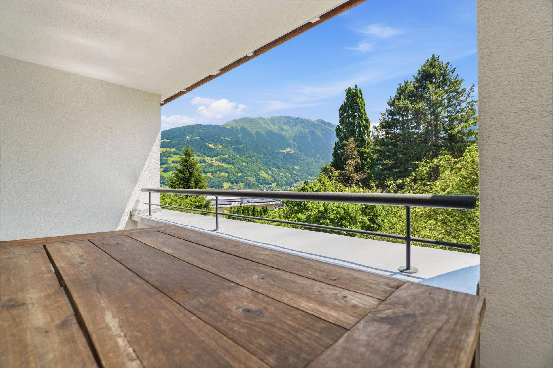 Balkon mit Panoramablick auf die umliegende Berglandschaft.