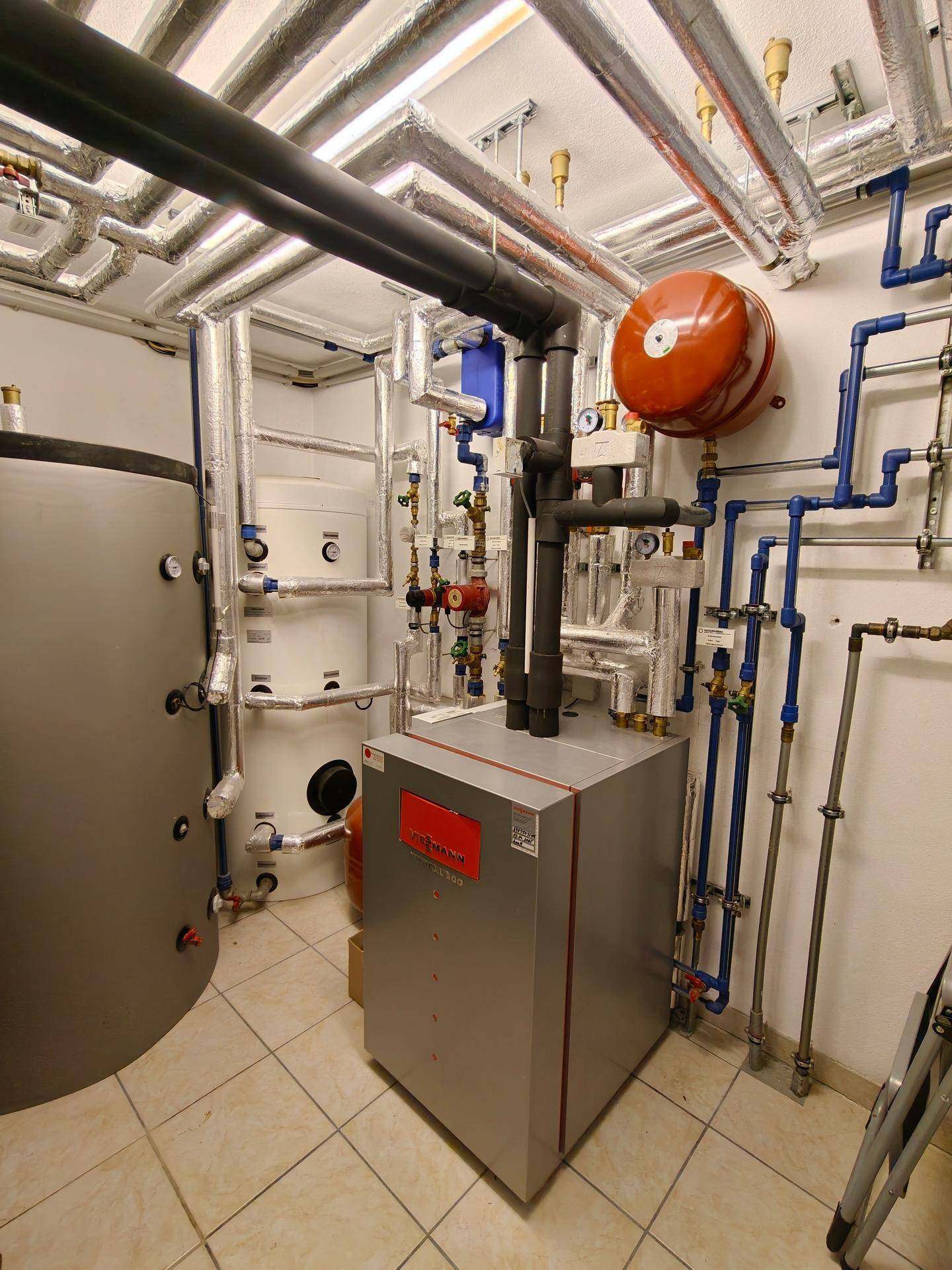 Moderner Heizungsraum mit effizienter Viessmann-Anlage und umfangreicher Rohrinstallation.