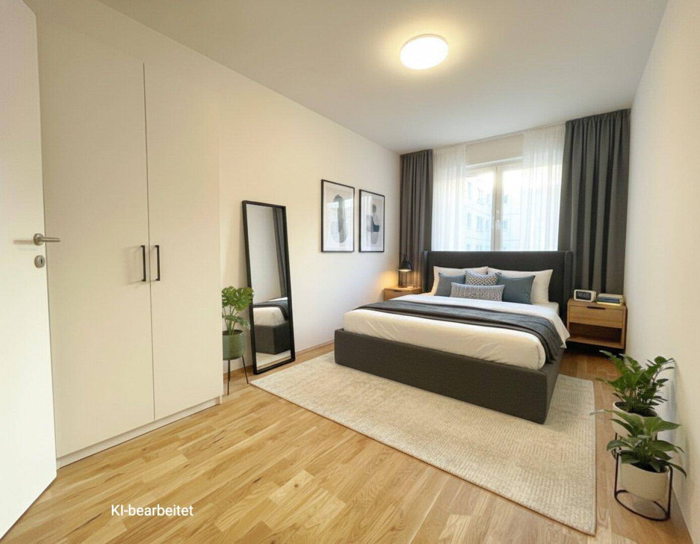 Helles Schlafzimmer mit Holzboden, großem Bett und weißem Kleiderschrank.