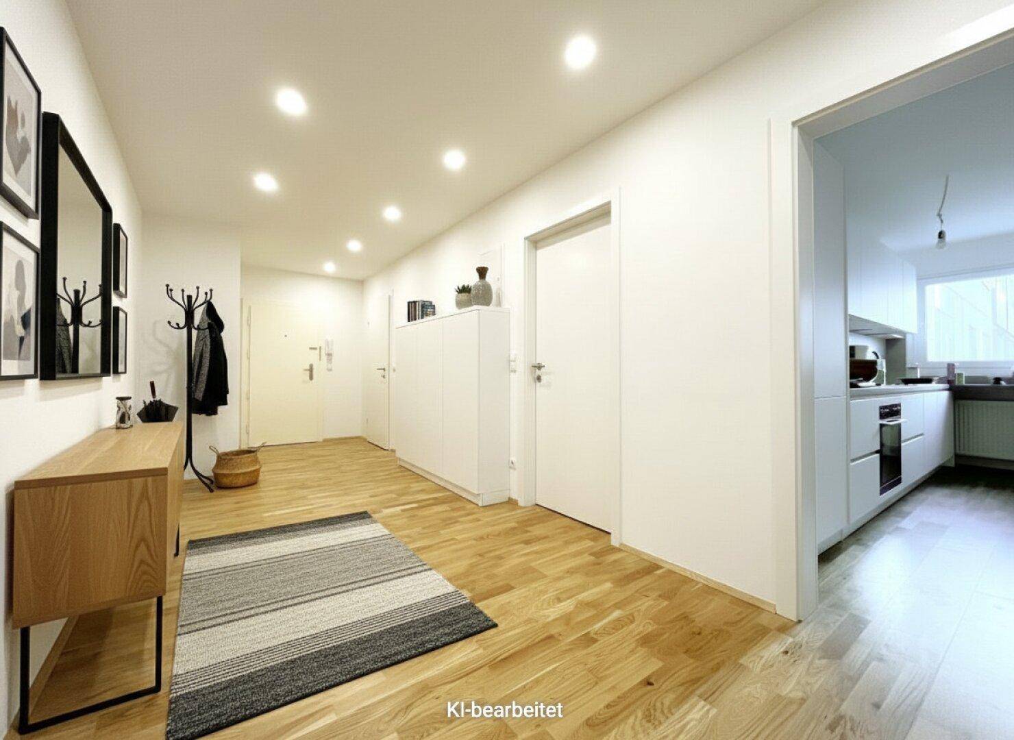 Geräumiger Flur mit Holzboden, Einbauschränken und moderner Deckenbeleuchtung.