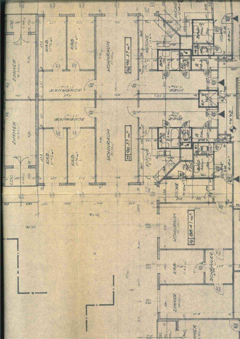 Detaillierter historischer Grundriss mit mehreren Wohneinheiten und Zimmeraufteilung.
