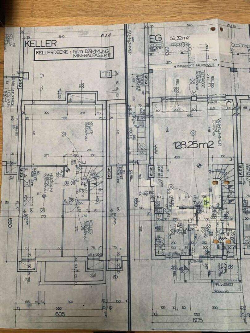Detaillierter Grundriss des Keller- und Erdgeschosses mit Maßangaben.