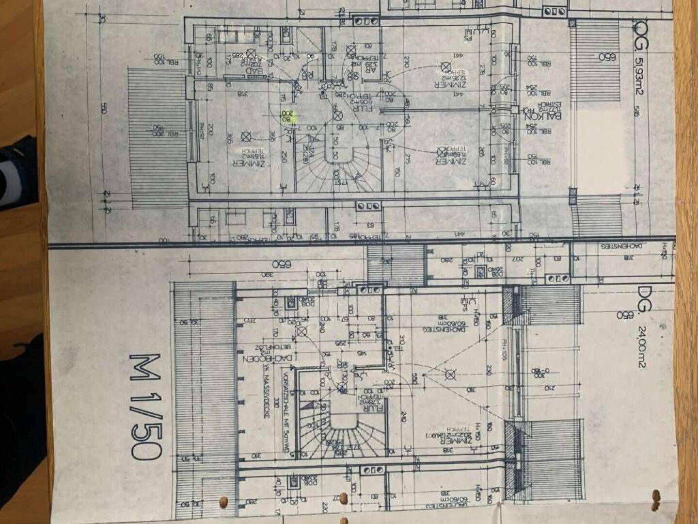 Detaillierter Grundriss des Ober- und Dachgeschosses mit Raumaufteilung.