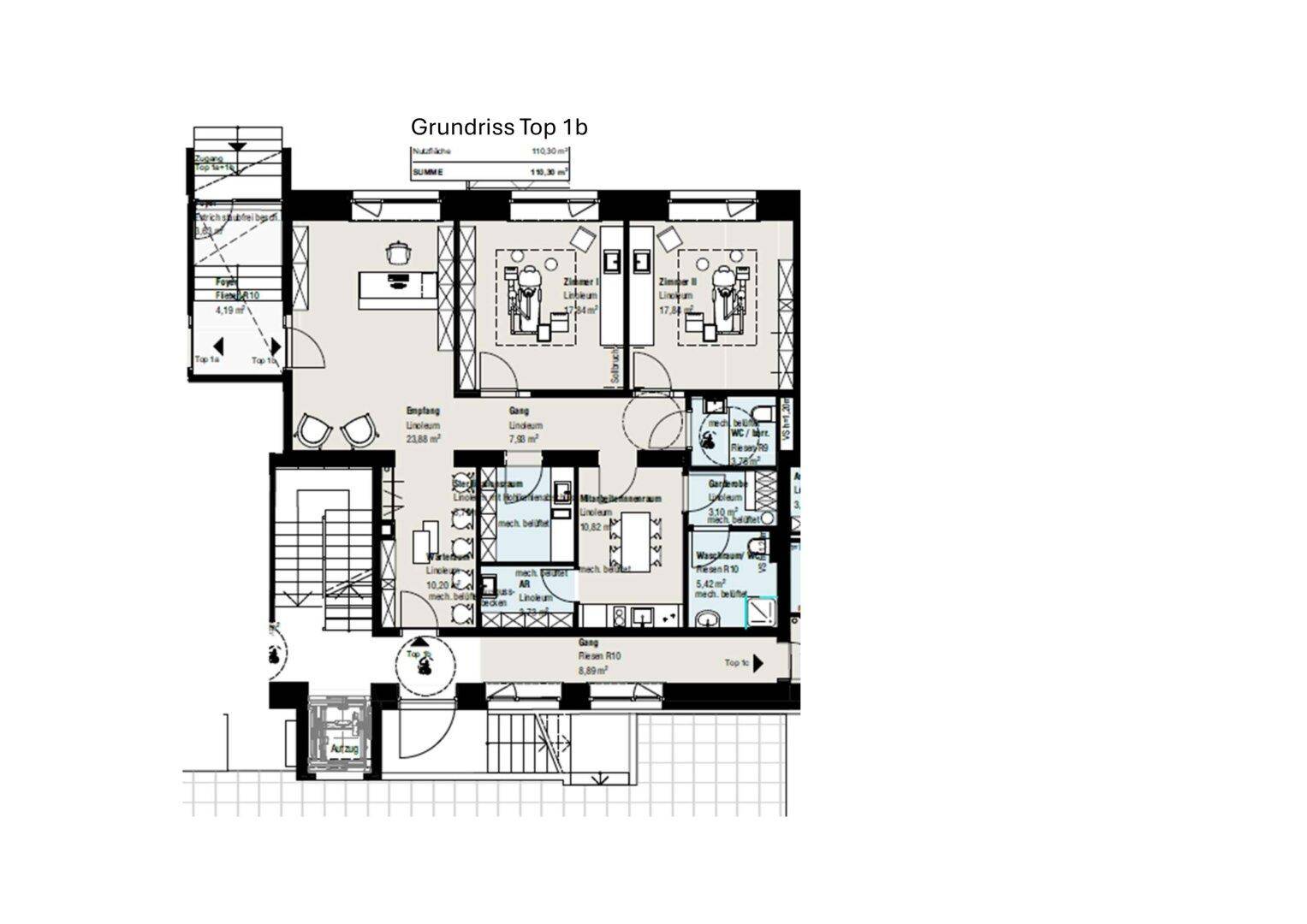 Detaillierter Grundriss einer Etage mit mehreren Räumen, Bädern und einem Aufzug, zeigt die Raumaufteilung.