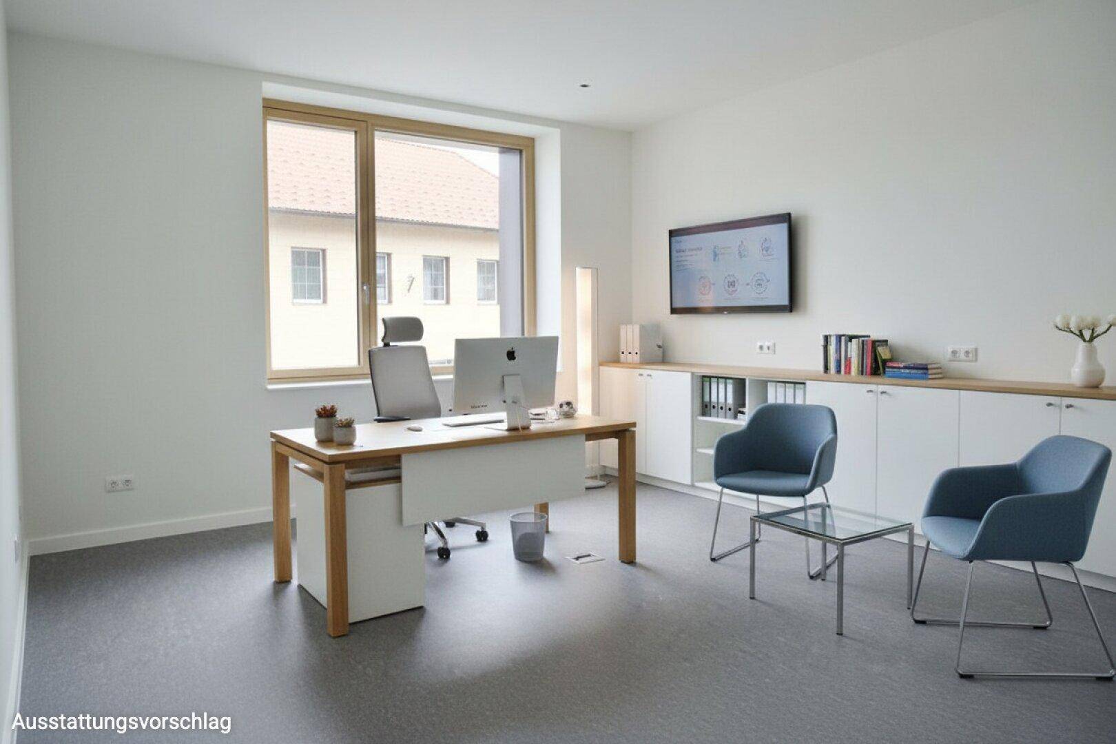 Helles, modernes Büro mit großem Schreibtisch, bequemen Stühlen und einem Wandfernseher, ideal für professionelle Nutzung.