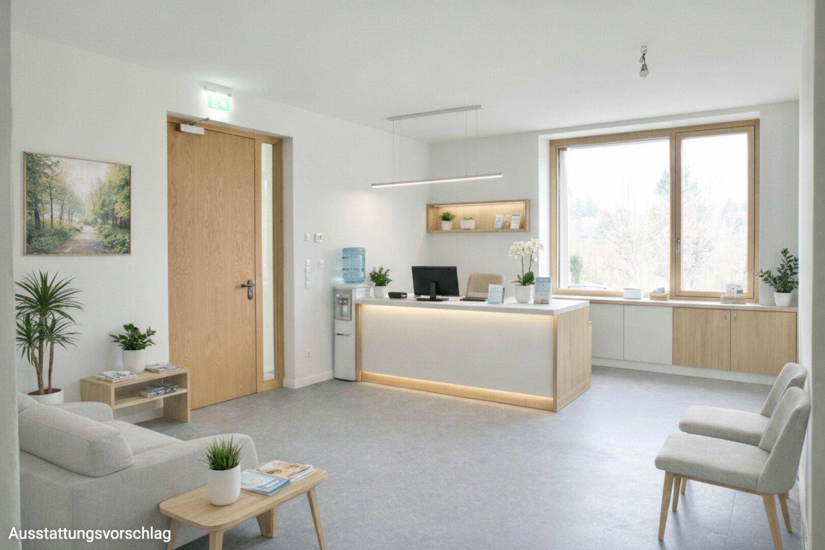 Einladender Empfangsbereich mit modernem Tresen, bequemen Sitzgelegenheiten und Wasserspender, hell und freundlich gestaltet.