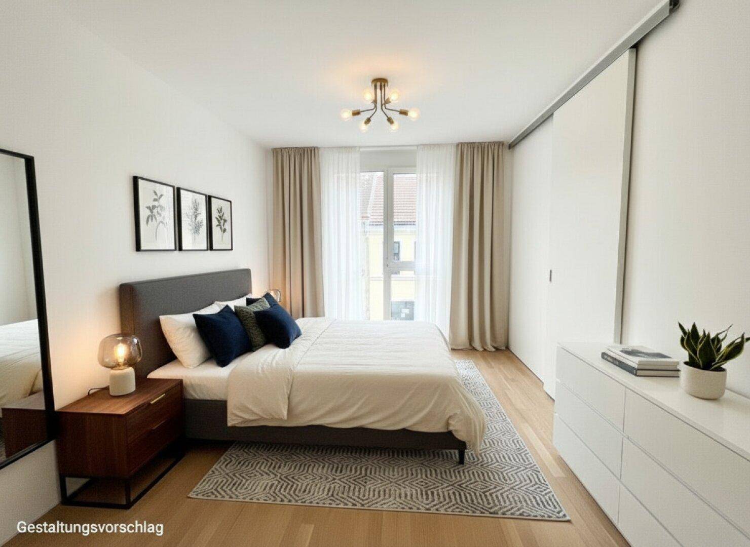 Modernes Schlafzimmer mit hellem Parkettboden, großem Fenster und Schiebetürenschrank.